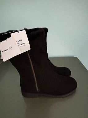 Ladies NWT Faux Fur Zip-Front Black Winter Boots